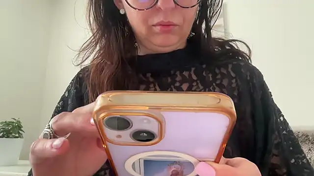 Snapshot of Serena_4you chatting on November 4, 3:22 pm Serena 4you online show from November 4, 3:22 pm