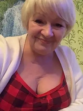 Snapshot of Laura_Millf chatting on January 1, 12:32 am Laura Millf online show from January 1, 12:32 am