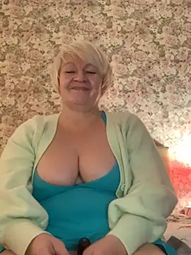 Snapshot of Laura_Millf chatting on January 12, 1:37 pm Laura Millf online show from January 12, 1:37 pm