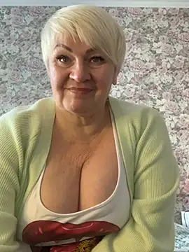 Snapshot of Laura_Millf chatting on February 5, 9:46 am Laura Millf online show from February 5, 9:46 am