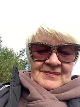 Snapshot of Laura_Millf chatting on October 3, 11:07 am Laura Millf online show from October 3, 11:07 am