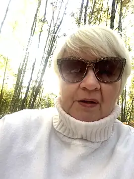 Snapshot of Laura_Millf chatting on October 9, 9:40 am Laura Millf online show from October 9, 9:40 am