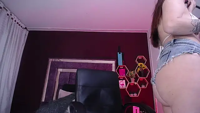 Snapshot of AnabelleGron chatting on November 6, 2:12 am AnabelleGron online show from November 6, 2:12 am