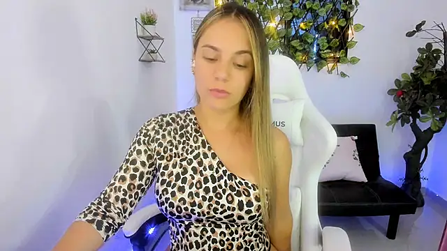 Snapshot of Sara_lopez_28 chatting on January 24, 3:24 pm Sara lopez 28 online show from January 24, 3:24 pm