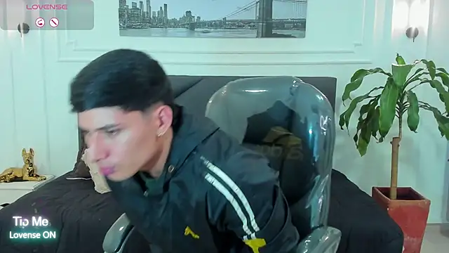 Snapshot of Damian23__ chatting on November 10, 12:37 pm Damian23 online show from November 10, 12:37 pm