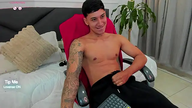 Snapshot of Damian23__ chatting on November 23, 10:26 am Damian23 online show from November 23, 10:26 am