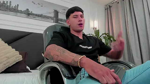 Snapshot of Damian23__ chatting on November 27, 10:17 am Damian23 online show from November 27, 10:17 am