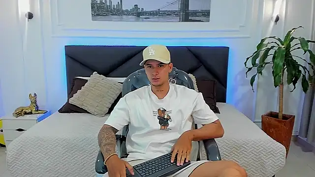 Snapshot of Damian23__ chatting on December 2, 11:04 am Damian23 online show from December 2, 11:04 am