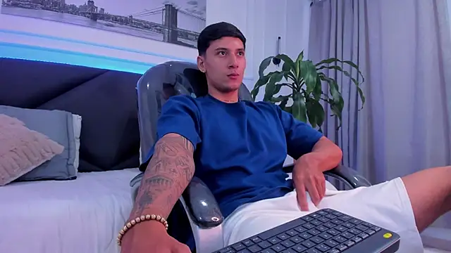 Snapshot of Damian23__ chatting on December 15, 2:10 pm Damian23 online show from December 15, 2:10 pm