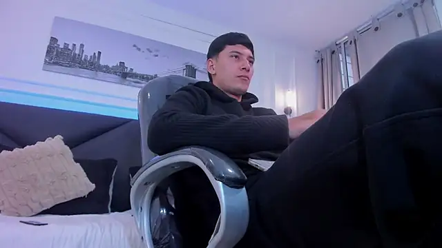 Snapshot of Damian23__ chatting on December 16, 12:43 pm Damian23 online show from December 16, 12:43 pm