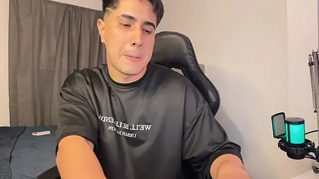 dereckbrownn online show from December 7, 8:38 pm