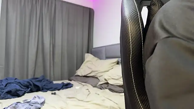 dereckbrownn online show from April 22, 3:09 am