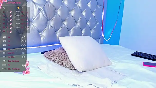 Snapshot of GinaKurt chatting on December 22, 12:07 am GinaKurt online show from December 22, 12:07 am