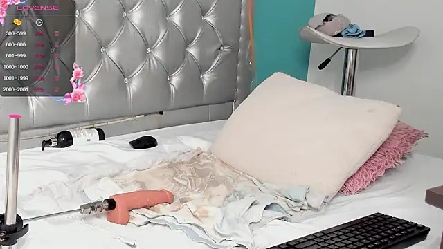 Snapshot of GinaKurt chatting on December 30, 8:32 am GinaKurt online show from December 30, 8:32 am