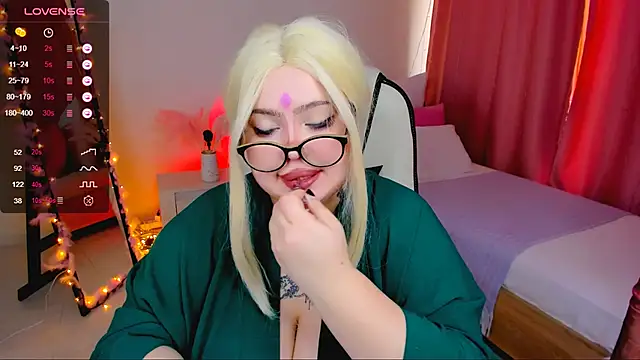 Snapshot of love_insidee chatting on February 21, 11:33 am love insidee online show from February 21, 11:33 am