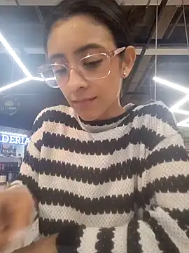 Snapshot of thedianakaro chatting on December 5, 12:41 am thedianakaro online show from December 5, 12:41 am