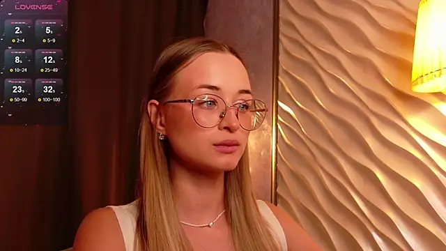 Tiffanyhunt online show from November 19, 1:22 pm