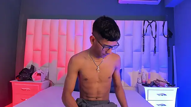 Snapshot of Nick_Collins18 chatting on February 6, 6:35 pm Nick Collins18 online show from February 6, 6:35 pm