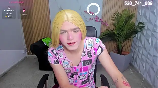 Snapshot of DylanRosse chatting on November 15, 9:00 pm DylanRosse online show from November 15, 9:00 pm