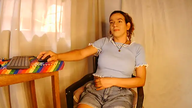 Snapshot of Oh_Tique chatting on February 16, 5:15 pm Oh Tique online show from February 16, 5:15 pm