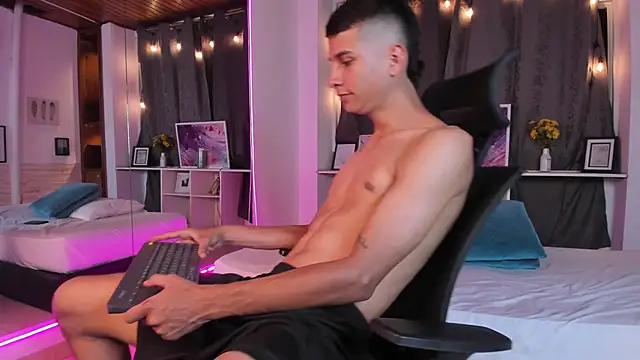 Aaron Scoot online show from December 14, 1:06 am