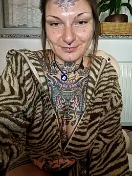 Snapshot of lizzardqueeen chatting on November 22, 1:04 am lizzardqueeen online show from November 22, 1:04 am