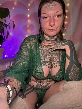 lizzardqueeen online show from April 4, 8:23 am