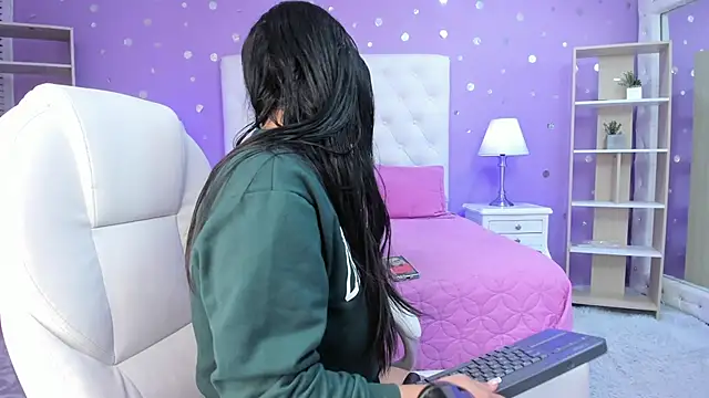 Snapshot of scarlette_15_ chatting on November 6, 3:18 am scarlette 15 online show from November 6, 3:18 am