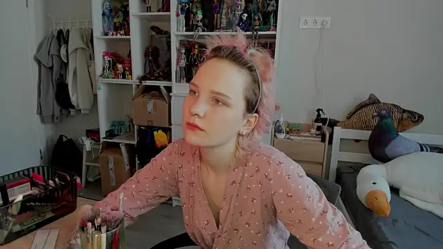 School Love online show from February 18, 7:04 am