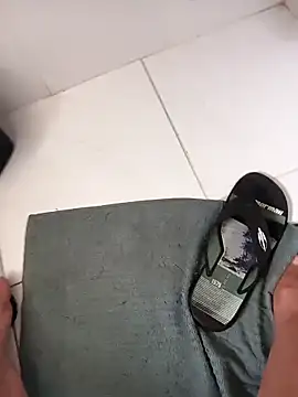 Snapshot of lobomisterioso13 chatting on November 28, 2:20 pm lobomisterioso13 online show from November 28, 2:20 pm