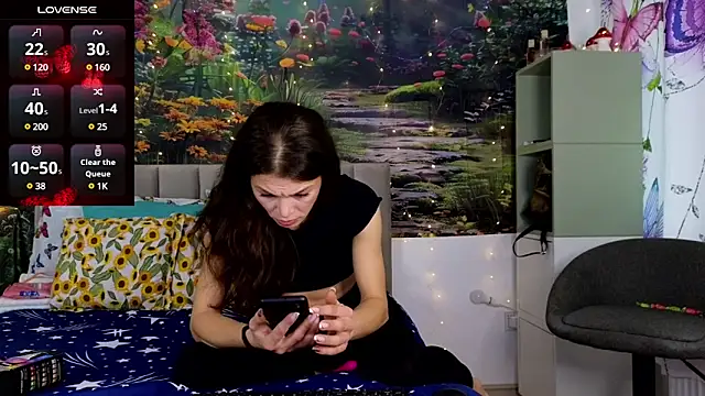 Snapshot of MadameDeFeu chatting on December 3, 9:00 am MadameDeFeu online show from December 3, 9:00 am