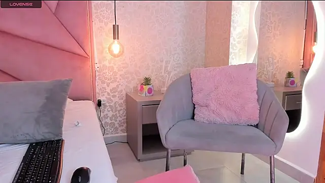 salome-brown online show from December 14, 8:29 pm