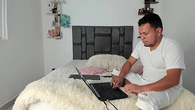 Snapshot of KattiaRose chatting on February 27, 7:47 pm KattiaRose online show from February 27, 7:47 pm