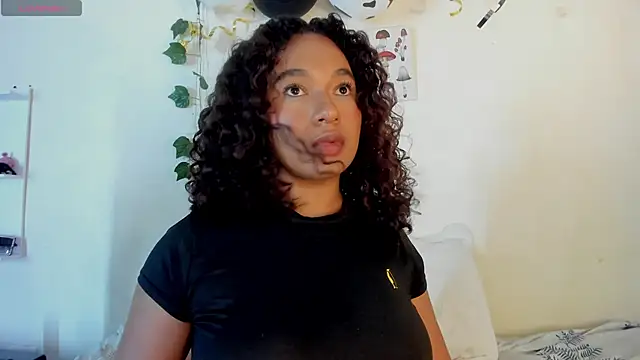 Snapshot of sara_sophieee chatting on December 10, 1:11 am sara sophieee online show from December 10, 1:11 am