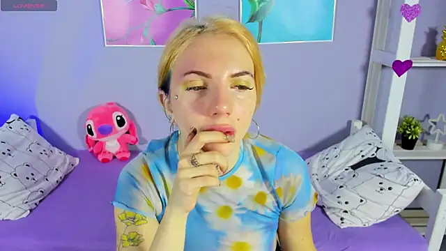 Snapshot of AnneTenet chatting on December 4, 4:10 am AnneTenet online show from December 4, 4:10 am