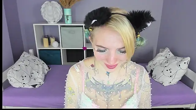 Snapshot of AnneTenet chatting on February 7, 1:11 pm AnneTenet online show from February 7, 1:11 pm