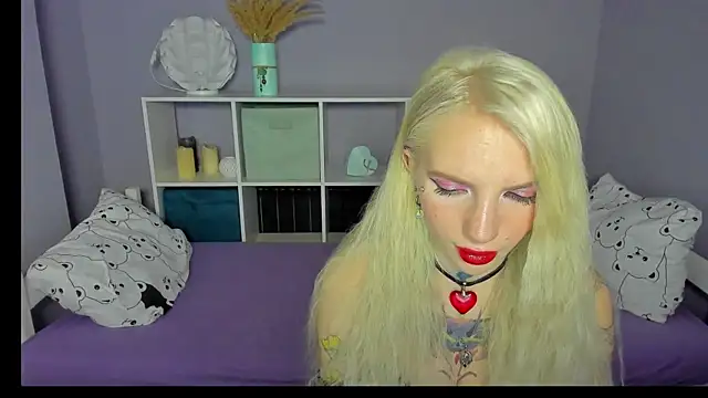 Snapshot of AnneTenet chatting on February 14, 10:28 am AnneTenet online show from February 14, 10:28 am