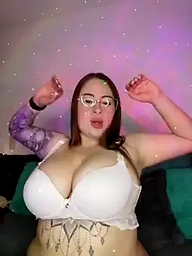 Snapshot of soofy__ chatting on October 9, 2:09 am soofy online show from October 9, 2:09 am