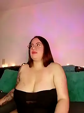 Snapshot of soofy__ chatting on October 21, 2:12 am soofy online show from October 21, 2:12 am