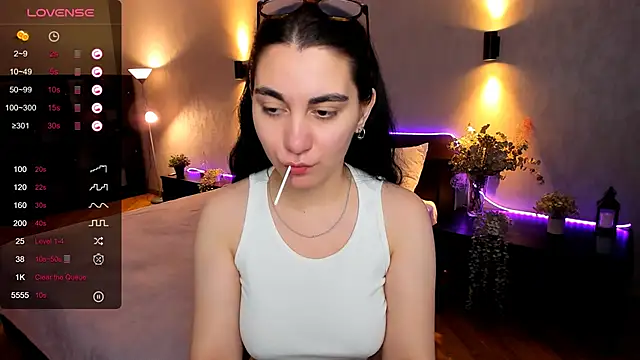Snapshot of hannacheekss_ chatting on December 3, 7:10 am hannacheekss online show from December 3, 7:10 am