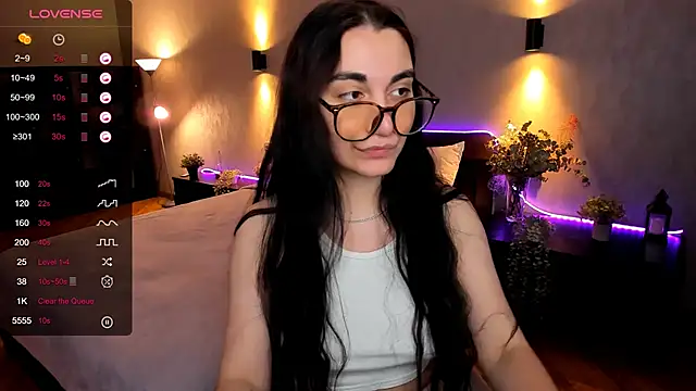 Snapshot of hannacheekss_ chatting on December 3, 10:17 am hannacheekss online show from December 3, 10:17 am