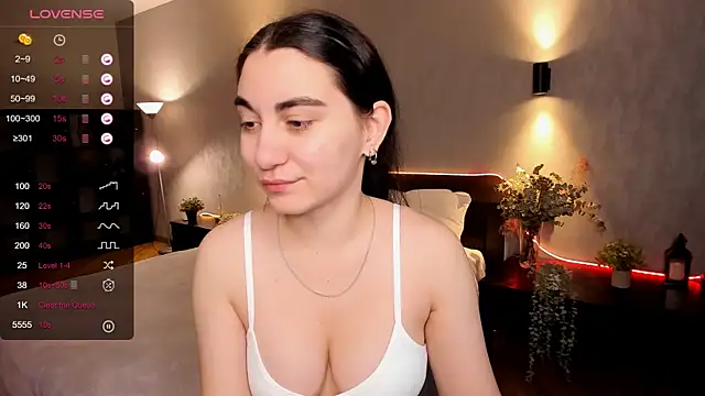 Snapshot of hannacheekss_ chatting on December 6, 2:02 am hannacheekss online show from December 6, 2:02 am