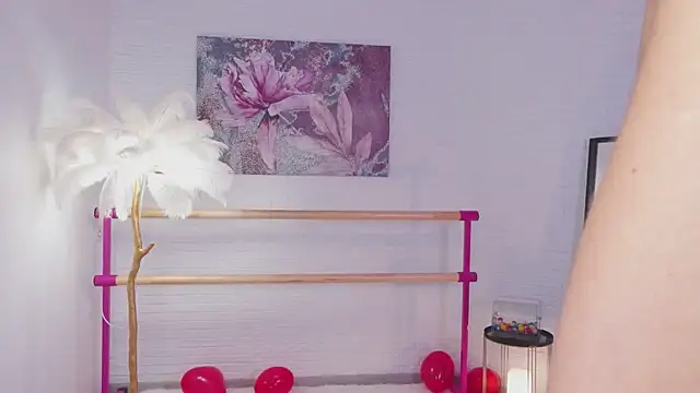 lylylovesyou online show from February 17, 9:56 am