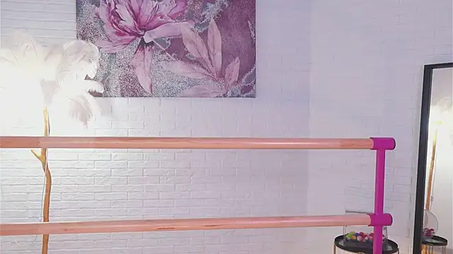 lylylovesyou online show from March 20, 9:04 am