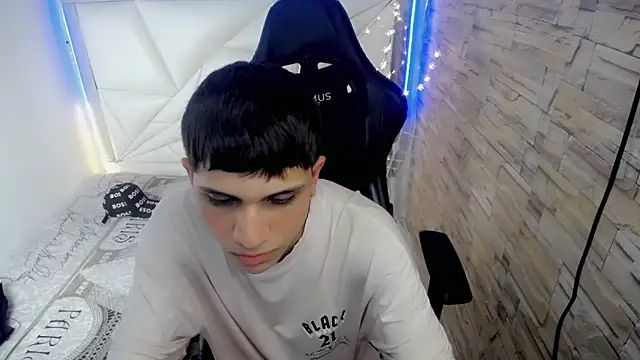 Snapshot of Brayan_lopezz chatting on December 4, 5:55 pm Brayan lopezz online show from December 4, 5:55 pm