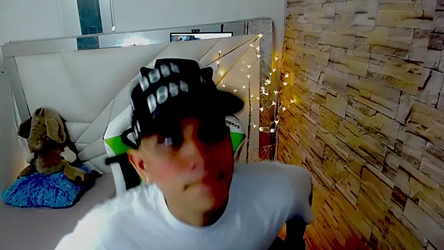 Snapshot of Brayan_lopezz chatting on March 17, 12:46 pm Brayan lopezz online show from March 17, 12:46 pm