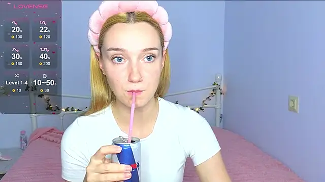 Snapshot of Wild_Sophie_ chatting on September 25, 5:49 pm Wild Sophie online show from September 25, 5:49 pm