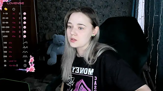 Snapshot of Your_small_bunny chatting on December 4, 6:22 am Your small bunny online show from December 4, 6:22 am
