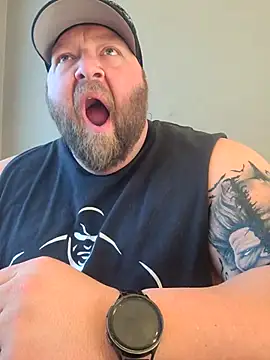 Snapshot of Strong_Bear89 chatting on January 1, 10:24 pm Strong Bear89 online show from January 1, 10:24 pm