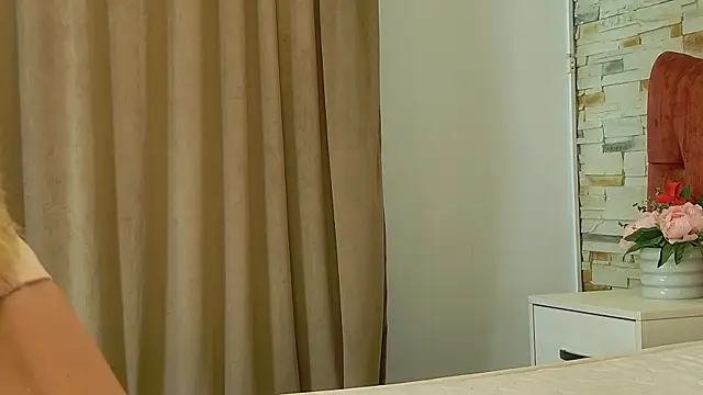 Snapshot of LaurynCopper chatting on September 22, 7:32 am LaurynCopper online show from September 22, 7:32 am